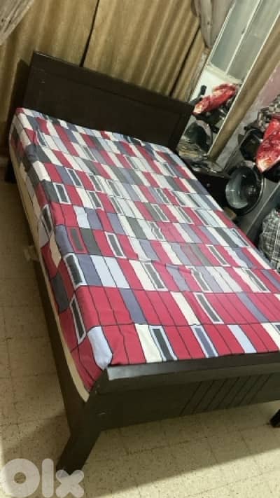 تخت مفرد ونص مع كومود وشوفنير وفرشه ضغط