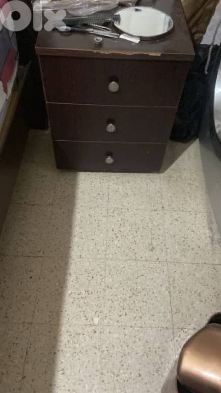 تخت مفرد ونص مع كومود وشوفنير وفرشه ضغط 1