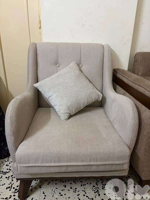 1200$ طقمين صالون للبيع جديد مستعمل ٣ ايام 6