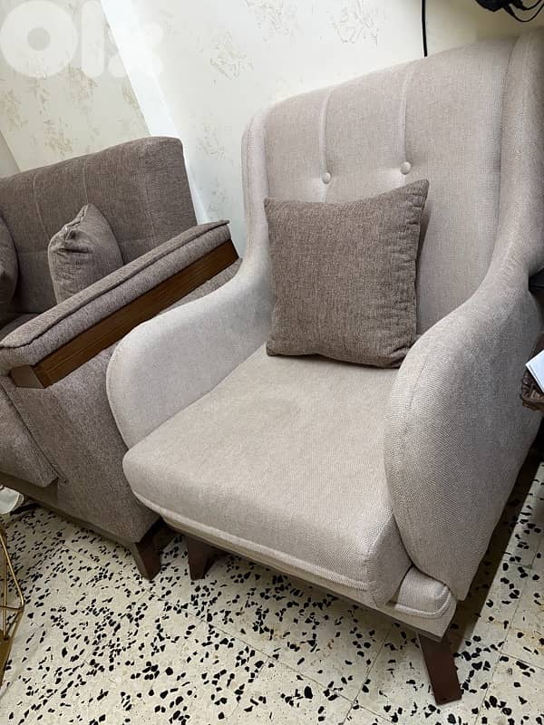 1200$ طقمين صالون للبيع جديد مستعمل ٣ ايام 7