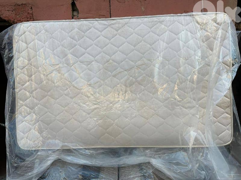 تخت مفرد ونص 120 سم مع فرشة شبه جديد 1