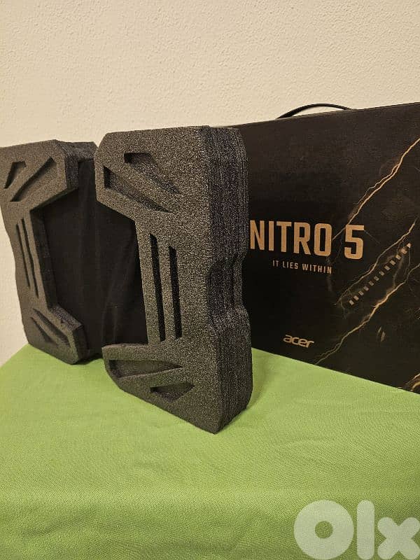 in box acer nitro 5 used 77hrs corr i7 12th Gen 1