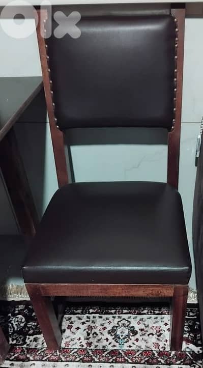 كراسي خشب زين وجلدية وطاولات مطاعم