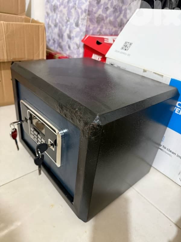 For Sale: Heavy-Duty Digital Safe box 1