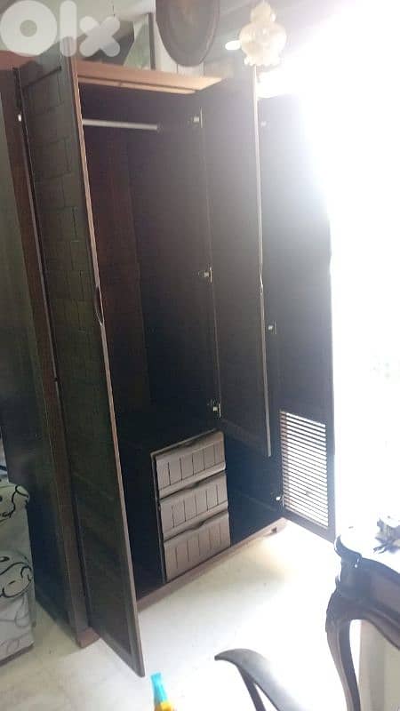 خزانة  شبه جديد 1