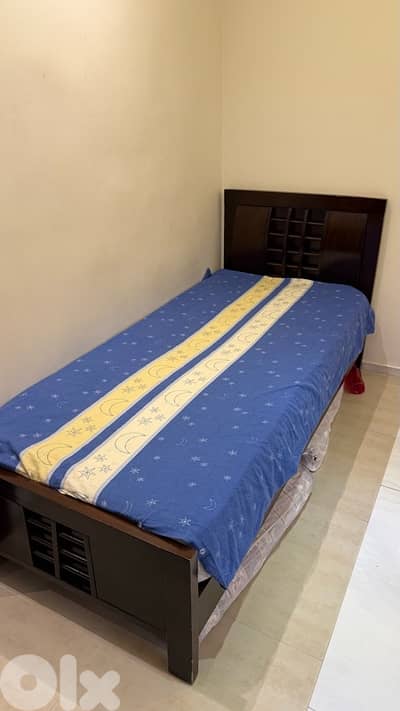 تخت مفرد مع فرشة شبه جديد