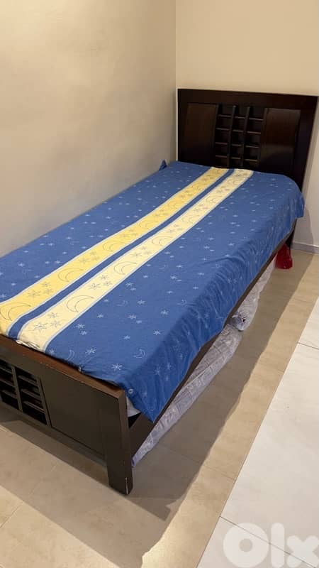تخت مفرد مع فرشة شبه جديد 1