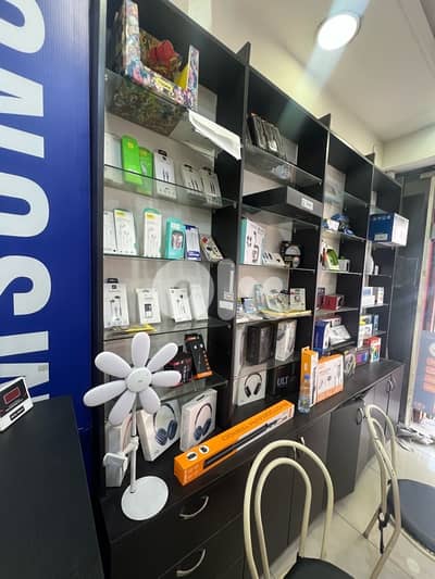 خزاين + رفوف مع  قزازاتن+ مكاتب+ ستاند مع تعاليق