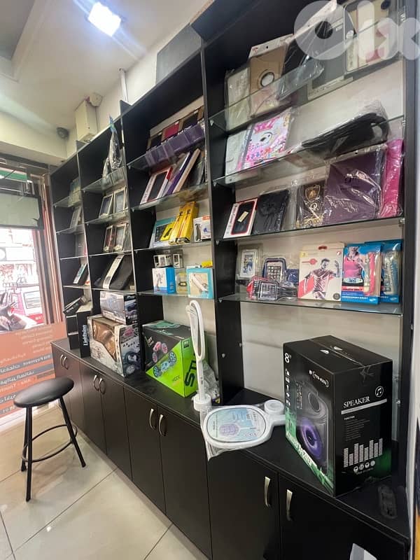 خزاين + رفوف مع  قزازاتن+ مكاتب+ ستاند مع تعاليق 1