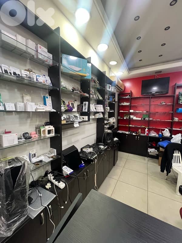 خزاين + رفوف مع  قزازاتن+ مكاتب+ ستاند مع تعاليق 2