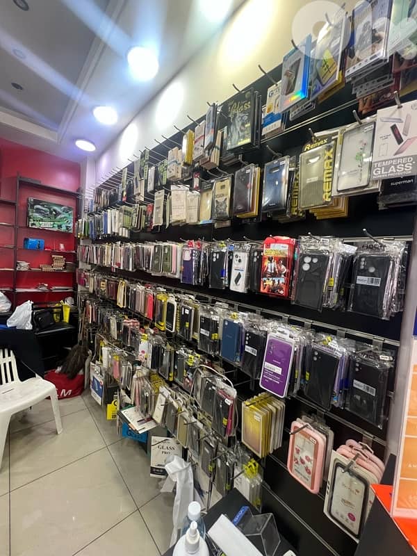 خزاين + رفوف مع  قزازاتن+ مكاتب+ ستاند مع تعاليق 4