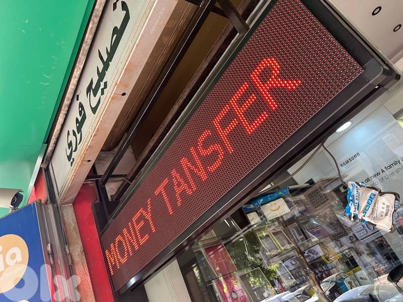 خزاين + رفوف مع  قزازاتن+ مكاتب+ ستاند مع تعاليق 5