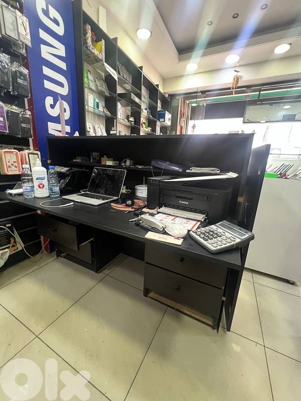 خزاين + رفوف مع  قزازاتن+ مكاتب+ ستاند مع تعاليق 6