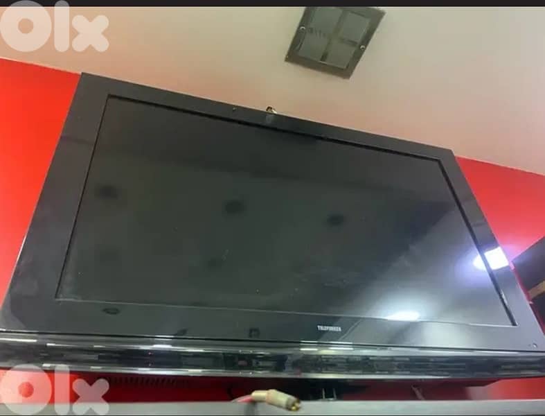 خزاين + رفوف مع  قزازاتن+ مكاتب+ ستاند مع تعاليق 7