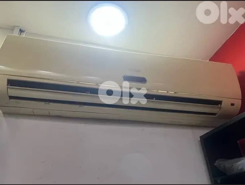 خزاين + رفوف مع  قزازاتن+ مكاتب+ ستاند مع تعاليق 8