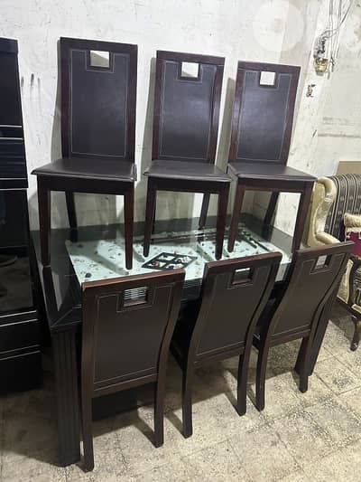 طاولة مع ست كراسي مودرن شبه جديدة وج قزاز سميك