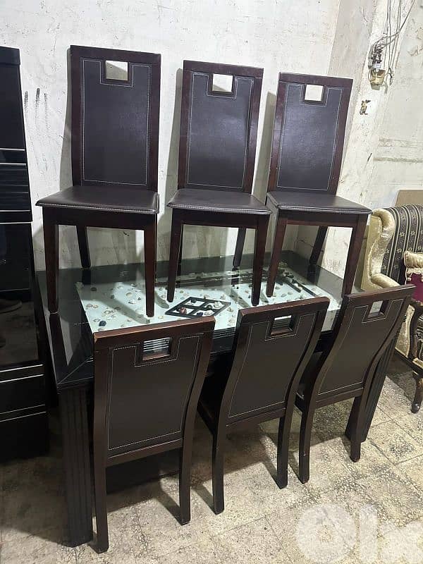 طاولة مع ست كراسي مودرن شبه جديدة وج قزاز سميك 1