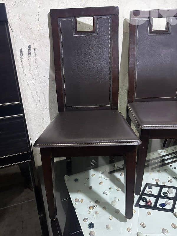 طاولة مع ست كراسي مودرن شبه جديدة وج قزاز سميك 2