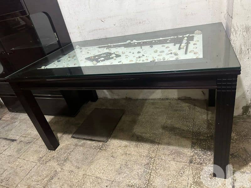 طاولة مع ست كراسي مودرن شبه جديدة وج قزاز سميك 3