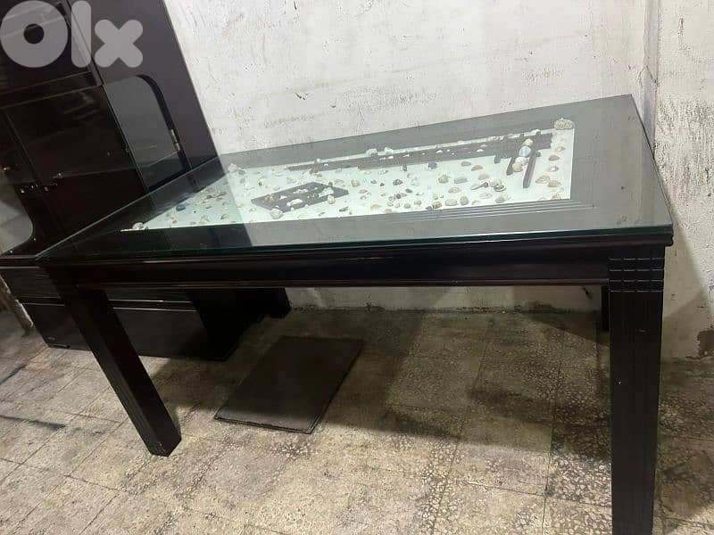 طاولة مع ست كراسي مودرن شبه جديدة وج قزاز سميك 4