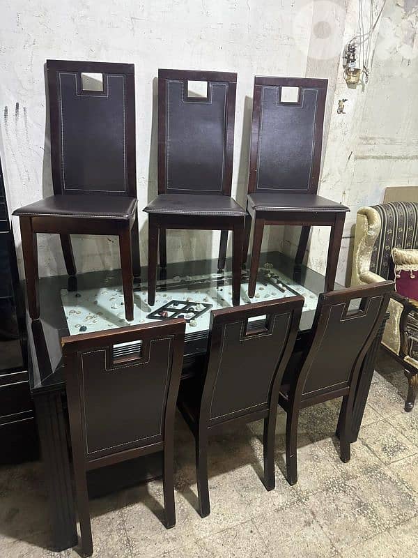 طاولة مع ست كراسي مودرن شبه جديدة وج قزاز سميك 6