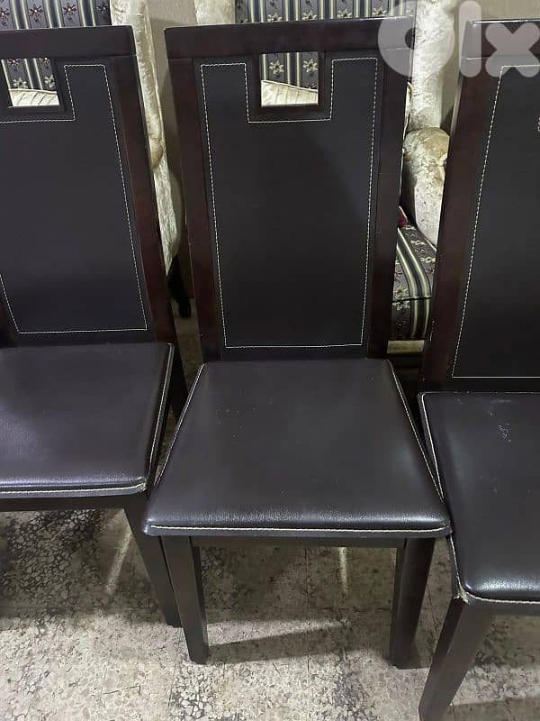 طاولة مع ست كراسي مودرن شبه جديدة وج قزاز سميك 7