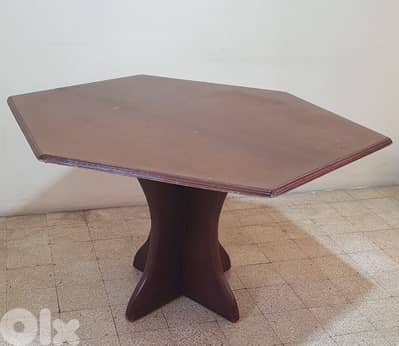 طاولة  بني خشب  عتيق  مرتبة  وثقيل وزن ٣٠ كيلو بيروت ٣٠ دولار ٠٣٧٢٣٨٩٥