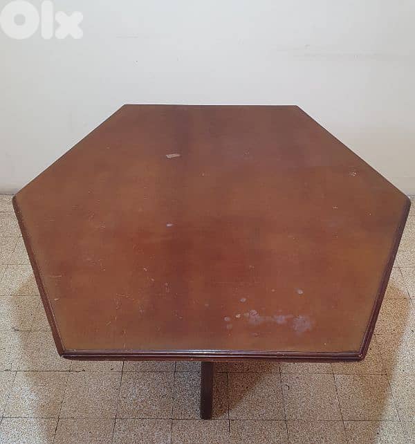 طاولة  بني خشب  عتيق  مرتبة  وثقيل وزن ٣٠ كيلو بيروت ٣٠ دولار ٠٣٧٢٣٨٩٥ 1