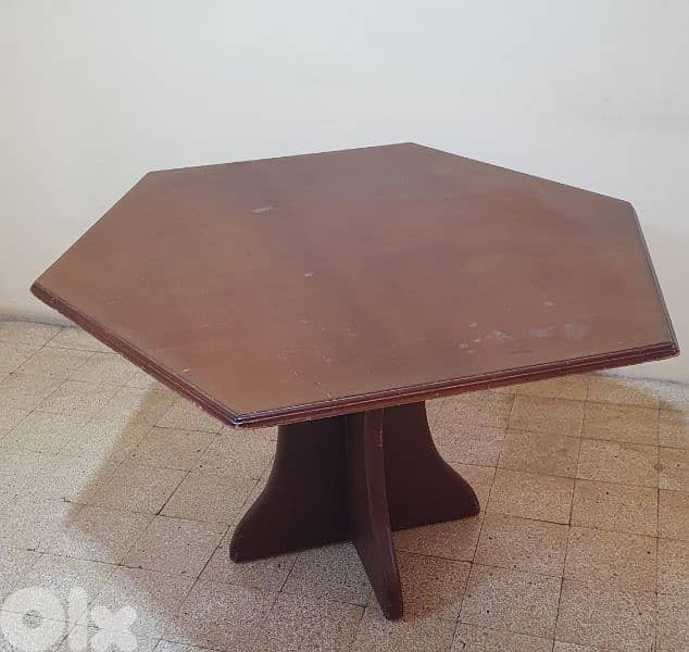طاولة  بني خشب  عتيق  مرتبة  وثقيل وزن ٣٠ كيلو بيروت ٣٠ دولار ٠٣٧٢٣٨٩٥ 2