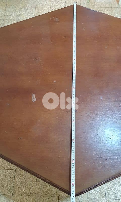 طاولة  بني خشب  عتيق  مرتبة  وثقيل وزن ٣٠ كيلو بيروت ٣٠ دولار ٠٣٧٢٣٨٩٥ 3