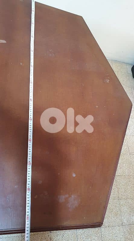 طاولة  بني خشب  عتيق  مرتبة  وثقيل وزن ٣٠ كيلو بيروت ٣٠ دولار ٠٣٧٢٣٨٩٥ 4