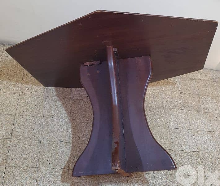 طاولة  بني خشب  عتيق  مرتبة  وثقيل وزن ٣٠ كيلو بيروت ٣٠ دولار ٠٣٧٢٣٨٩٥ 7
