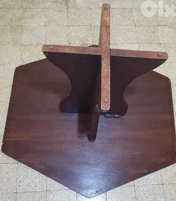 طاولة  بني خشب  عتيق  مرتبة  وثقيل وزن ٣٠ كيلو بيروت ٣٠ دولار ٠٣٧٢٣٨٩٥ 8