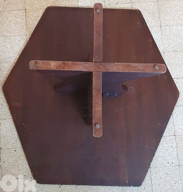 طاولة  بني خشب  عتيق  مرتبة  وثقيل وزن ٣٠ كيلو بيروت ٣٠ دولار ٠٣٧٢٣٨٩٥ 9