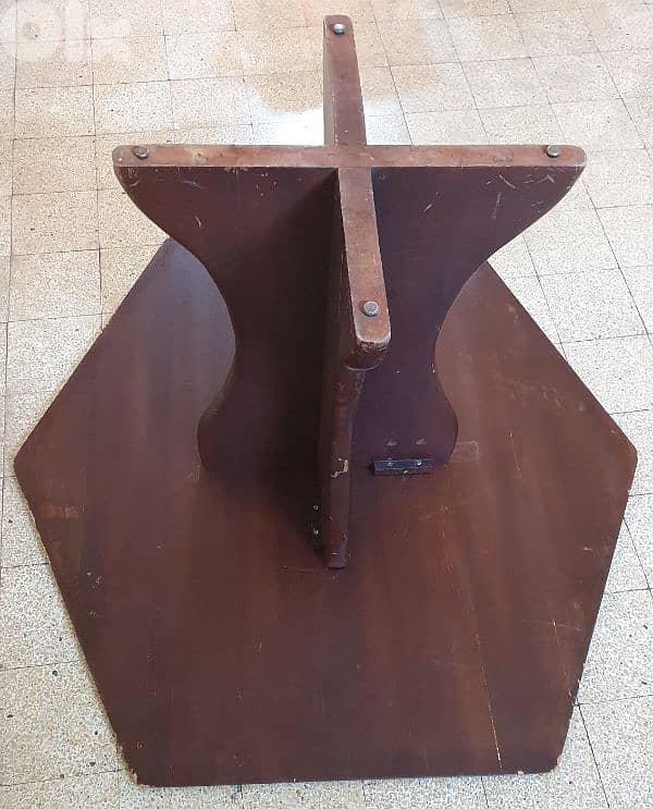 طاولة  بني خشب  عتيق  مرتبة  وثقيل وزن ٣٠ كيلو بيروت ٣٠ دولار ٠٣٧٢٣٨٩٥ 10