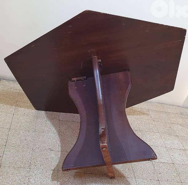 طاولة  بني خشب  عتيق  مرتبة  وثقيل وزن ٣٠ كيلو بيروت ٣٠ دولار ٠٣٧٢٣٨٩٥ 12