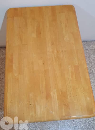 طاولة  خشب ٢٠  كيلو طول ١٢٠ و عرض ٧٥ وارتفاع ٧٥ عتيق مرتبة وثقيل بيروت