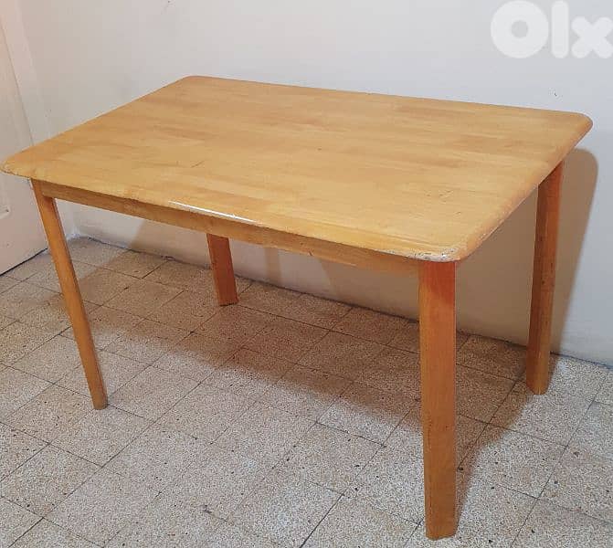 طاولة  خشب ٢٠  كيلو طول ١٢٠ و عرض ٧٥ وارتفاع ٧٥ عتيق مرتبة وثقيل بيروت 2