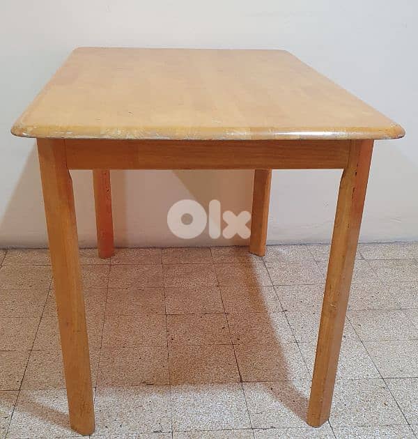 طاولة  خشب ٢٠  كيلو طول ١٢٠ و عرض ٧٥ وارتفاع ٧٥ عتيق مرتبة وثقيل بيروت 4