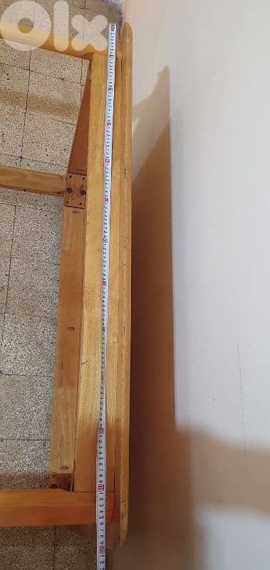 طاولة  خشب ٢٠  كيلو طول ١٢٠ و عرض ٧٥ وارتفاع ٧٥ عتيق مرتبة وثقيل بيروت 5