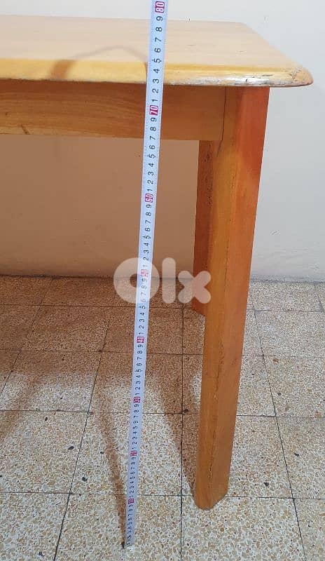طاولة  خشب ٢٠  كيلو طول ١٢٠ و عرض ٧٥ وارتفاع ٧٥ عتيق مرتبة وثقيل بيروت 6