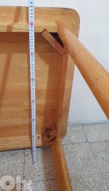 طاولة  خشب ٢٠  كيلو طول ١٢٠ و عرض ٧٥ وارتفاع ٧٥ عتيق مرتبة وثقيل بيروت 7