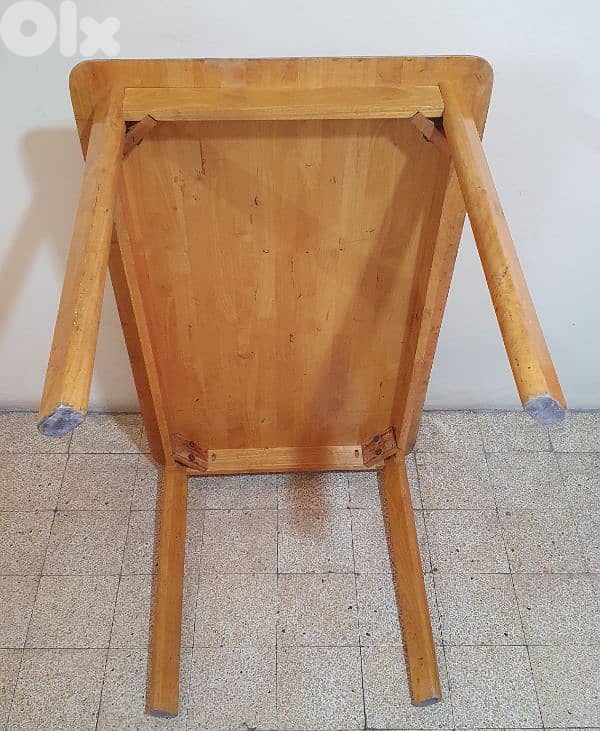 طاولة  خشب ٢٠  كيلو طول ١٢٠ و عرض ٧٥ وارتفاع ٧٥ عتيق مرتبة وثقيل بيروت 9