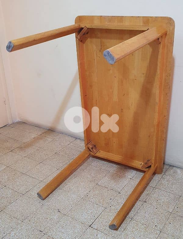 طاولة  خشب ٢٠  كيلو طول ١٢٠ و عرض ٧٥ وارتفاع ٧٥ عتيق مرتبة وثقيل بيروت 10