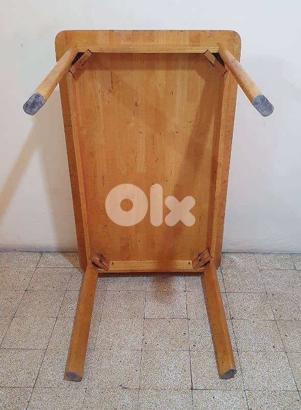 طاولة  خشب ٢٠  كيلو طول ١٢٠ و عرض ٧٥ وارتفاع ٧٥ عتيق مرتبة وثقيل بيروت 11