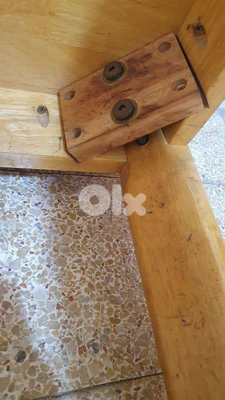 طاولة  خشب ٢٠  كيلو طول ١٢٠ و عرض ٧٥ وارتفاع ٧٥ عتيق مرتبة وثقيل بيروت 12