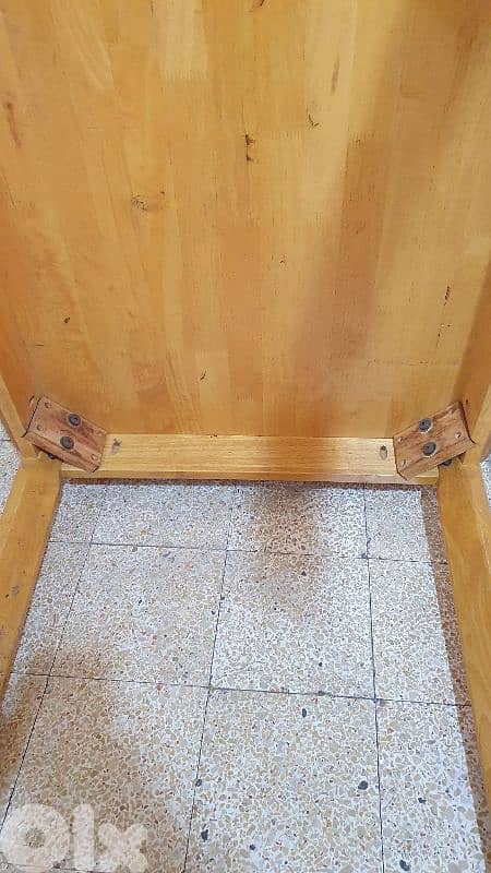 طاولة  خشب ٢٠  كيلو طول ١٢٠ و عرض ٧٥ وارتفاع ٧٥ عتيق مرتبة وثقيل بيروت 13