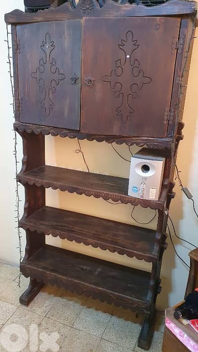 فيترين خشب  عتيق  مرتبة  وثقيل  طول ١٨٠ وعرض ٨٥  وغمق ٣٠   بيروت
