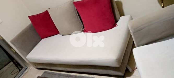 للبيع صالون مع طاولة ب ٤٠٠ دولار