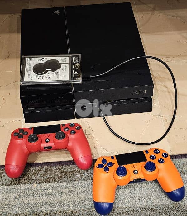 PS4 500 GB + External HDD 2 TB + 8 games + 2 controllers 2